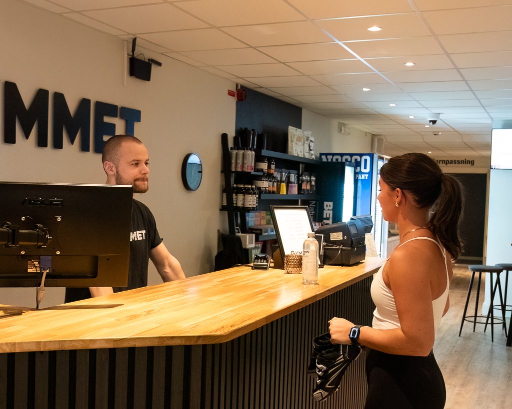 Jonatan Usterud samtalar med en medlem i Receptionen på Gymmet i Ludvika